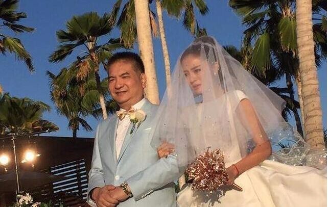 安以轩夏威夷大婚，婚纱被吐槽像猪大肠，没想到最后是她接了捧花