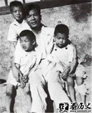 吴冠中与儿子们合影