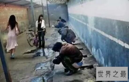 世界上最没有隐私的厕所,好像别人一直盯着自己。