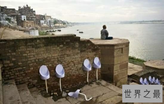 世界上最没有隐私的厕所,好像别人一直盯着自己。