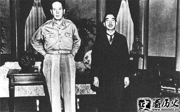 麦克阿瑟图片(左)