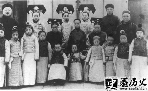 载洵子女溥侊照片(中间者)