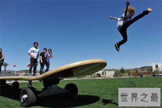 世界上最大的滑板,长11米可站40人(体积和公交一般)