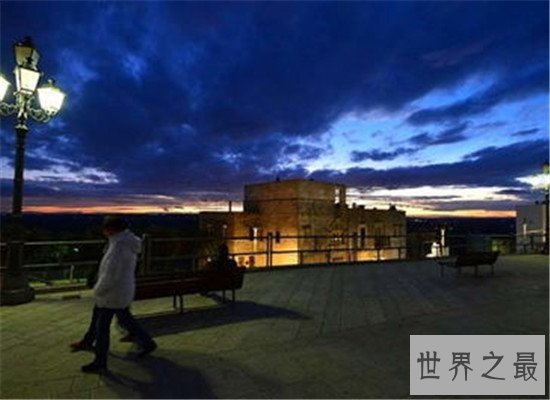 世界最热小镇,热到50℃,居民全都住在地底下!