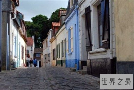 世界最热小镇,热到50℃,居民全都住在地底下!