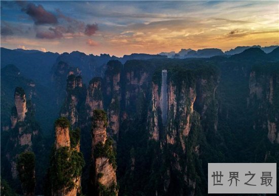 张家界百龙天梯为游客提供便利,解决景区的交通拥堵