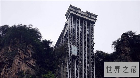 张家界百龙天梯为游客提供便利,解决景区的交通拥堵