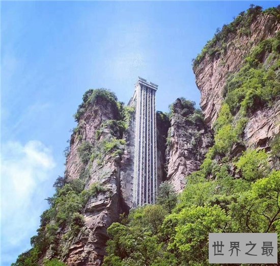 张家界百龙天梯为游客提供便利,解决景区的交通拥堵