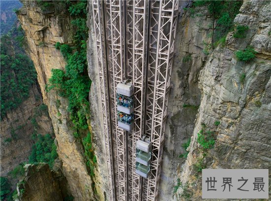 张家界百龙天梯为游客提供便利,解决景区的交通拥堵