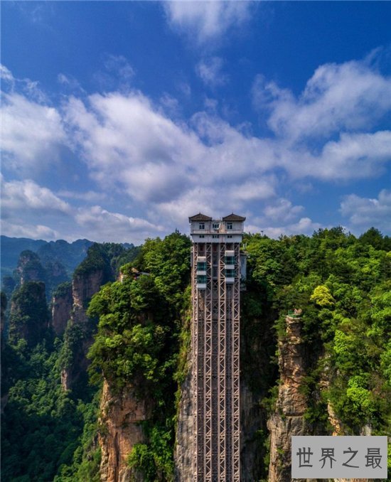 张家界百龙天梯为游客提供便利,解决景区的交通拥堵