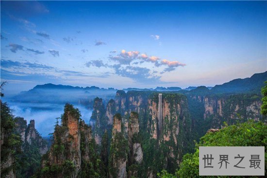 张家界百龙天梯为游客提供便利,解决景区的交通拥堵