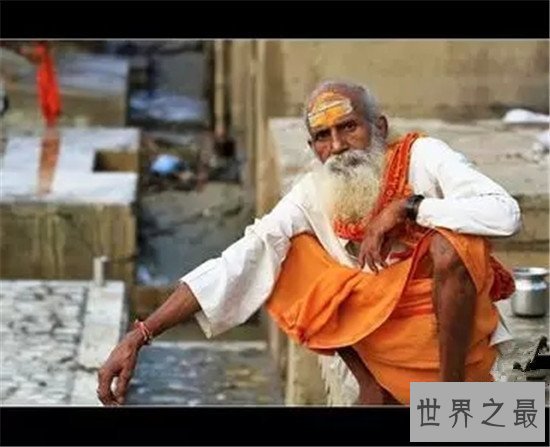 受人跪拜的印度圣女 其实是高僧们的应召女郎