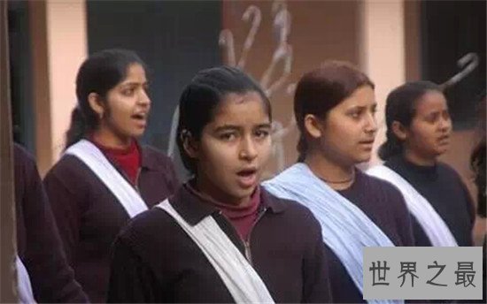 受人跪拜的印度圣女 其实是高僧们的应召女郎