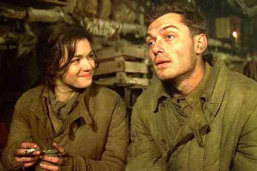 二战的苏联女兵为什么要穿裙子上战场?难道不会不方便吗?