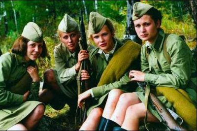 ​二战的苏联女兵为什么要穿裙子上战场?