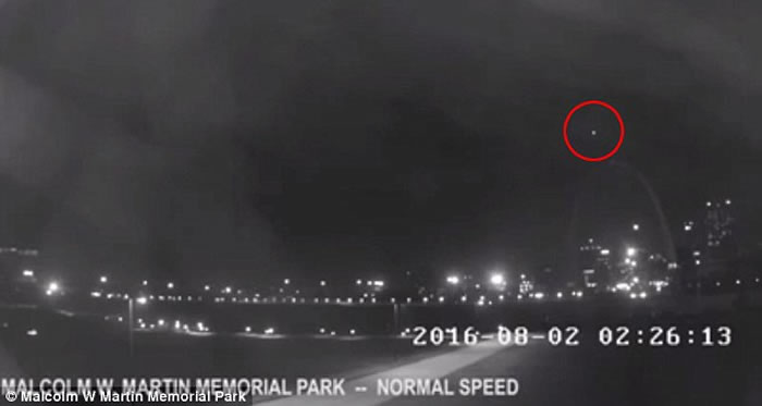 美国密苏里州圣路易斯拱门上空UFO疑云