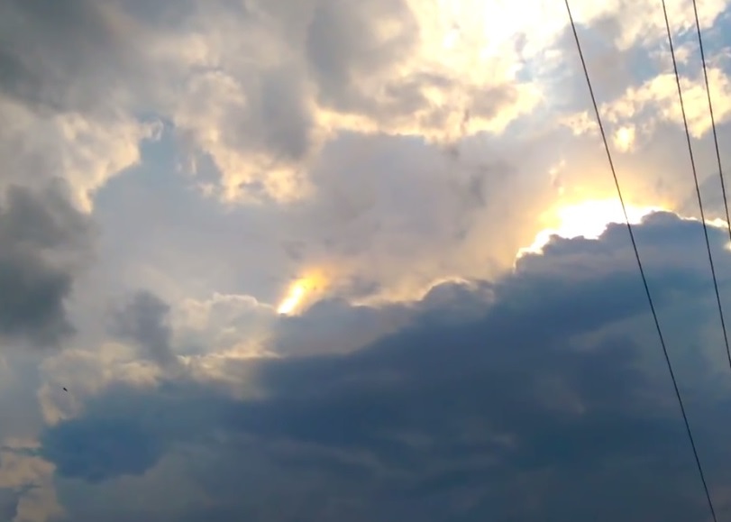 黄光柱时而震动，时而跳跃，有网友怀疑是有外星物体在云层之间。