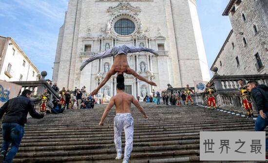 越南兄弟打破头顶头上台阶最多纪录,成功上台阶90级