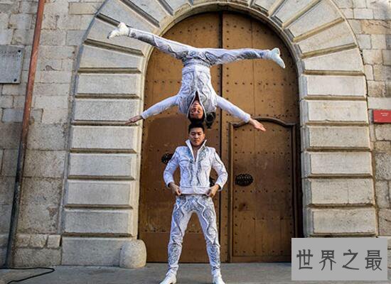 越南兄弟打破头顶头上台阶最多纪录,成功上台阶90级