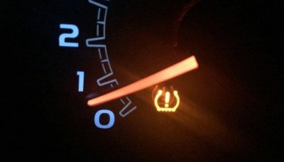 ​胎压故障灯亮了车还能继续开吗