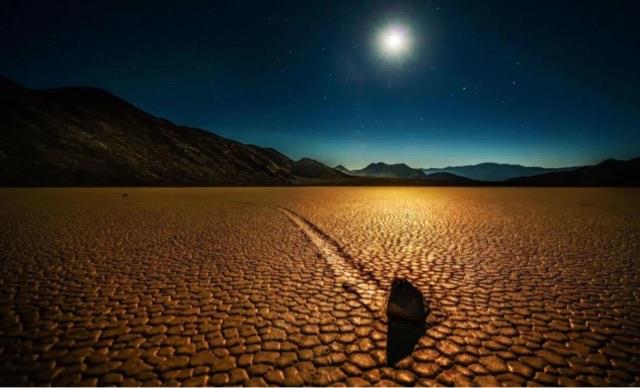 探秘死亡谷里的石头为什么会动 死亡谷里有生物存在吗 2