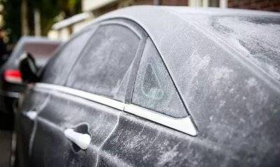 ​车玻璃里面结冰正常吗