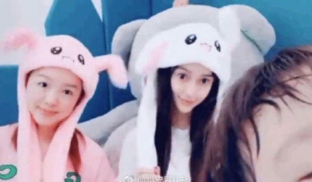 佘诗曼也被滤镜的强大所震惊过,当她看到自己在镜头中小脸大眼的模样,被惊到后退了几步。