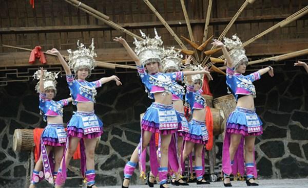 世界超短裙的鼻祖就在中国！这个民族爱穿短裙，长度只有16CM