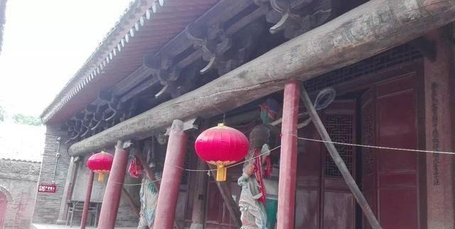 仓颉庙历史悠久,庙内有一根长16米的“蒿草”杆,堪称一大奇观