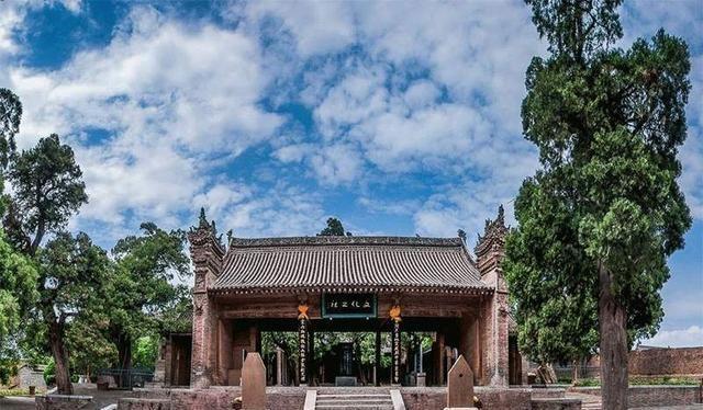 仓颉庙历史悠久,庙内有一根长16米的“蒿草”杆,堪称一大奇观