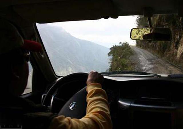 世界第一夺命公路,每年至少有200人葬身于此,看着都心惊肉跳!