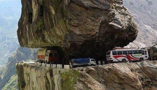 世界第一夺命公路,每年至少有200人葬身于此,看着都心惊肉跳!