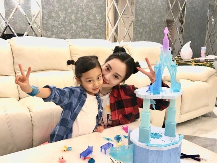 李小璐晒出甜馨滑雪照，馨爷越长越讨喜，网友：莫名心疼甜馨