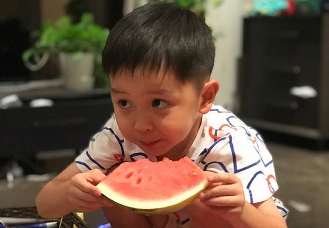 邓莎家的大麟子又帅了,清新俊逸造型百变,继承妈妈的优秀基因