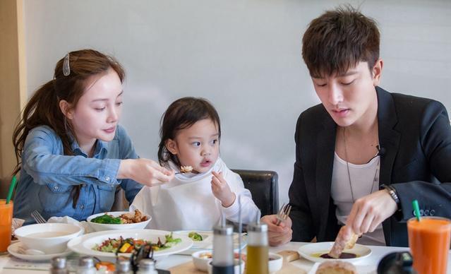 李小璐女儿甜馨近照曝光，穿玫红色连衣裙戴皇冠，美成了小公主