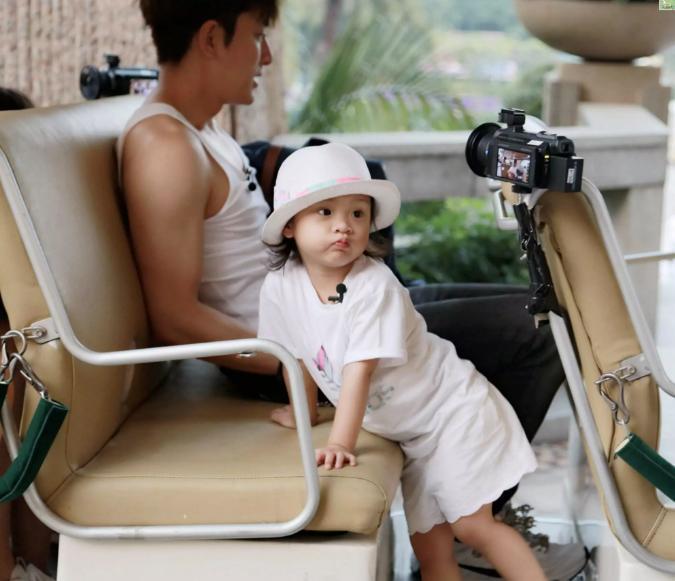 李小璐家世曝光惹争议,背景靠山太强大!网友:原来她这么低调?