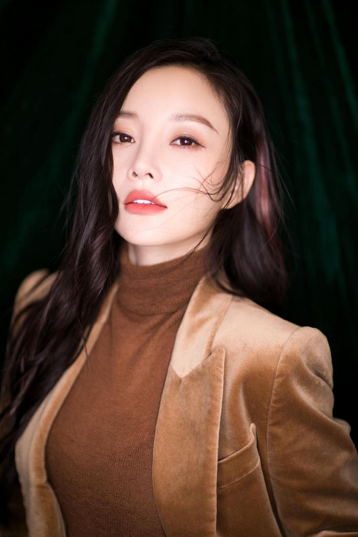 李小璐家世曝光惹争议,背景靠山太强大!网友:原来她这么低调?