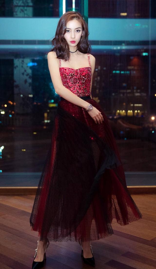 Angelababy身穿红色透视裙秀美腿 身材瘦削锁骨凸出美若天仙