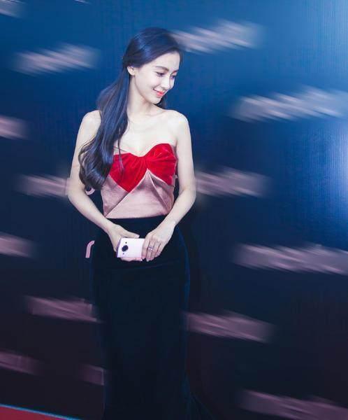 angelababy身穿一袭红色抹胸亮相某商业活动!险走光!