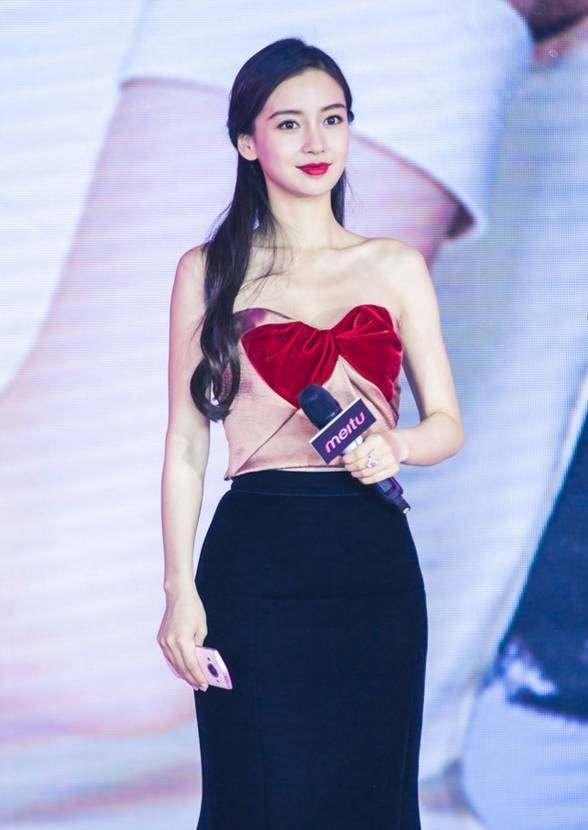 angelababy身穿一袭红色抹胸亮相某商业活动!险走光!