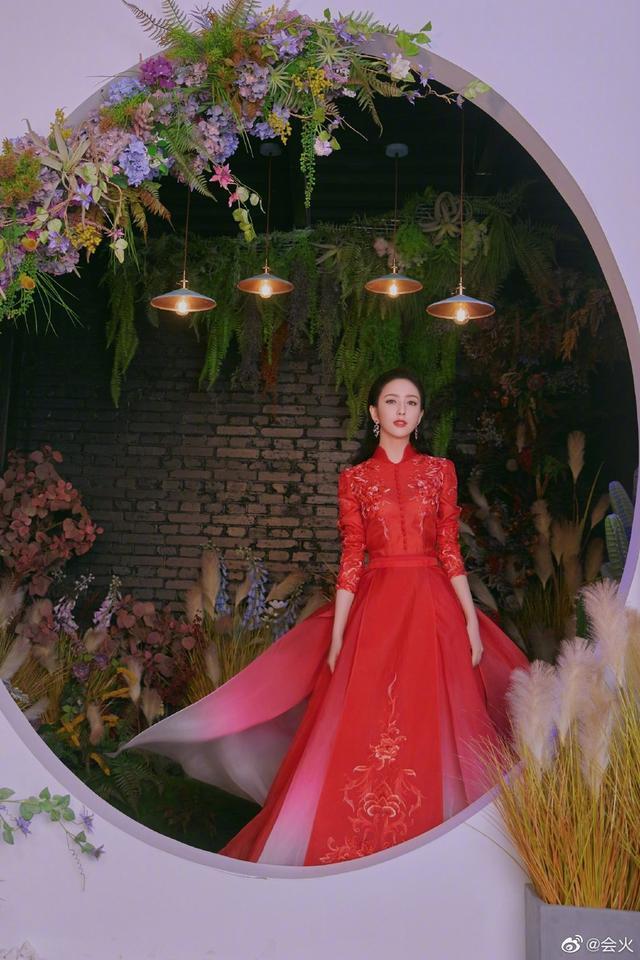 佟丽娅工作室更新佟丽娅美照,美艳华丽红裙,光彩照人。