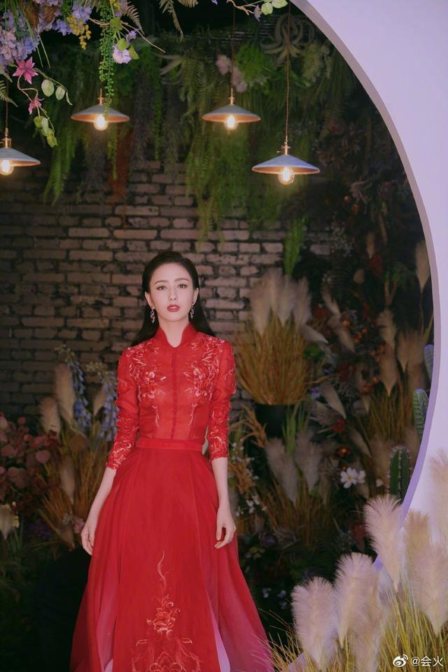 佟丽娅工作室更新佟丽娅美照,美艳华丽红裙,光彩照人。