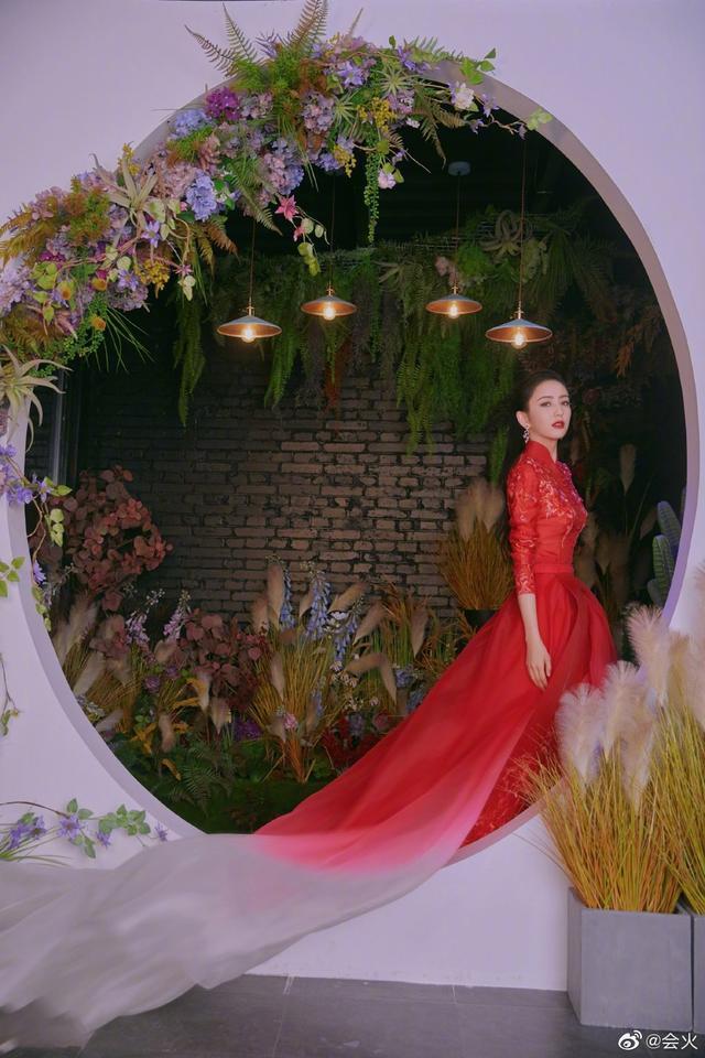 佟丽娅工作室更新佟丽娅美照,美艳华丽红裙,光彩照人。