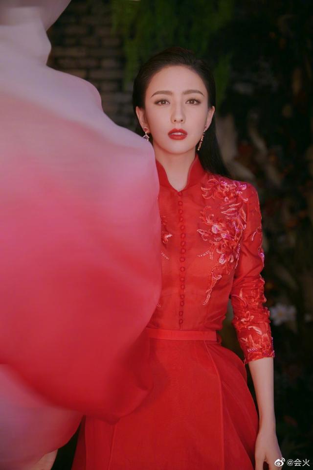 佟丽娅工作室更新佟丽娅美照,美艳华丽红裙,光彩照人。