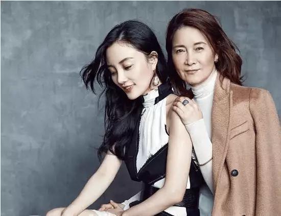 李小璐妈妈力挺李小璐,和朋友在一起放松一下怎么了