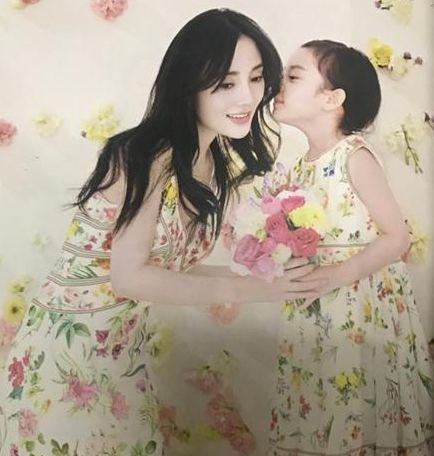 李小璐与女儿甜馨穿母女装拍写真,化了妆的甜馨是大变样