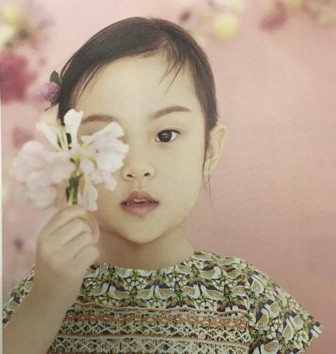 李小璐与女儿甜馨穿母女装拍写真,化了妆的甜馨是大变样