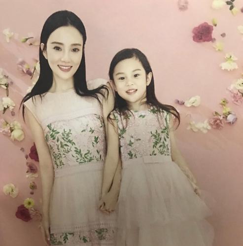 李小璐与女儿甜馨穿母女装拍写真,化了妆的甜馨是大变样