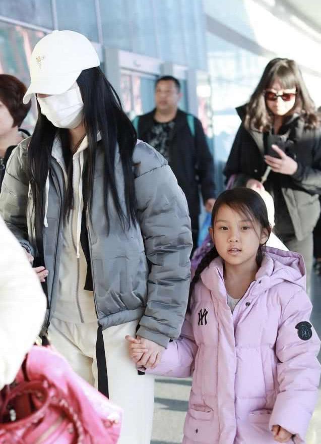 李小璐频繁带甜馨出镜，甜馨皮肤日渐白皙露暖笑