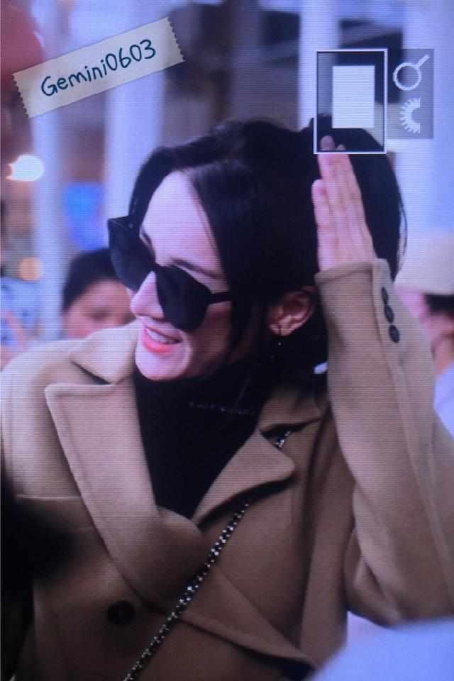 迪丽热巴现身机场:毛衣穿反,秋裤穿帮,鞋带也松了